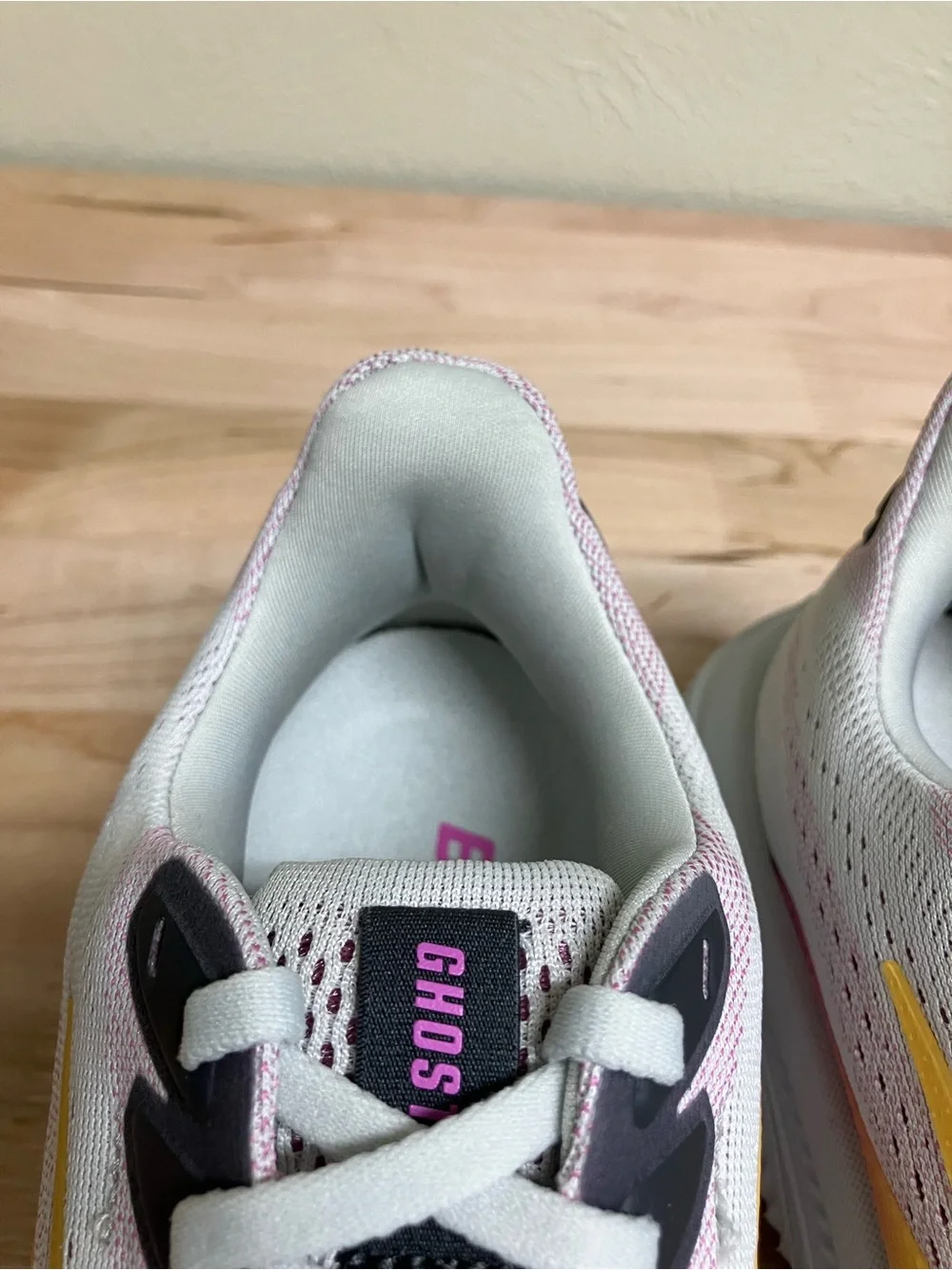 Brooks White Ghost 17